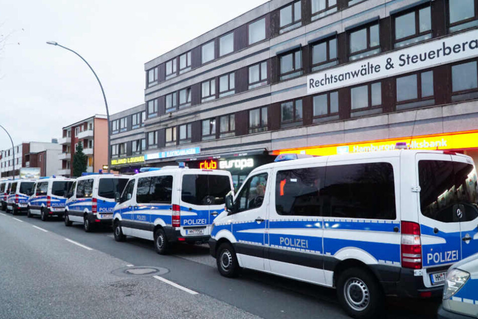 Mit einem Großaufgebot ist die Polizei am Donnerstagabend gegen mutmaßliche Einbrecher vorgegangen.