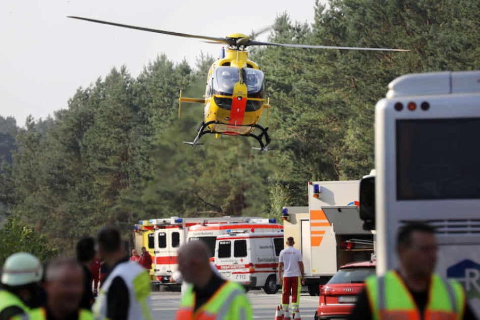 Einer der vier eingesetzten Hubschrauber fliegt Verletzte ins Krankenhaus.