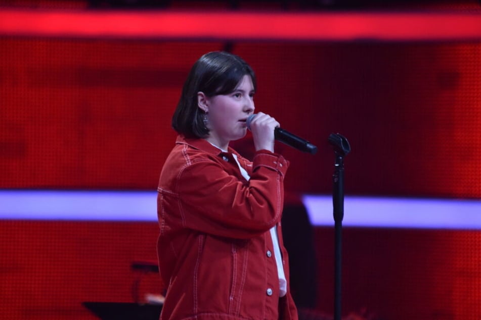 Die 14-Jährige Evelyne aus Glinde bei Hamburg sorgt mit ihrem Auftritt bei "The Voice Kids" für einen viralen Hit.