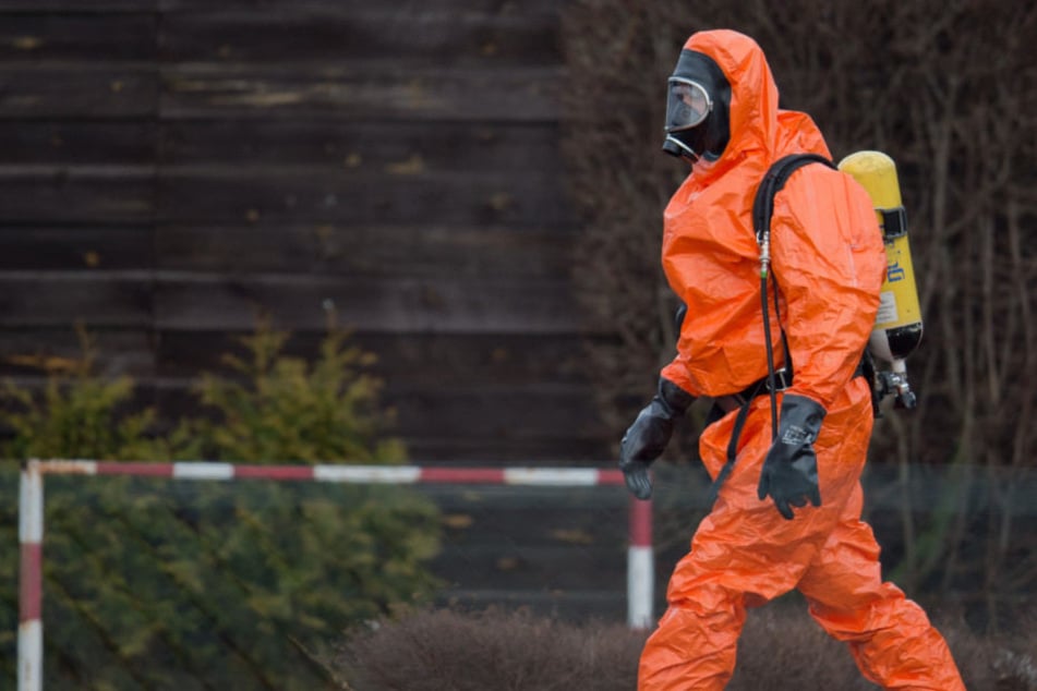 Rettungskräfte der Feuerwehr nähern sich der Chemikalie. (Symbolbild)