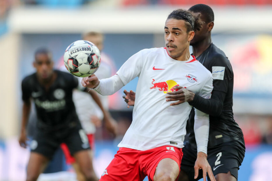 RB Leipzigs Yussuf Poulsen (l.) im Duell mit Frankfurts Evan Ndicka.