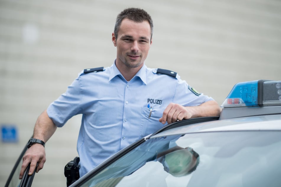 Mittlerweile steigt der 35-Jährige als Kommissar bei der Polizei in den Streifenwagen.