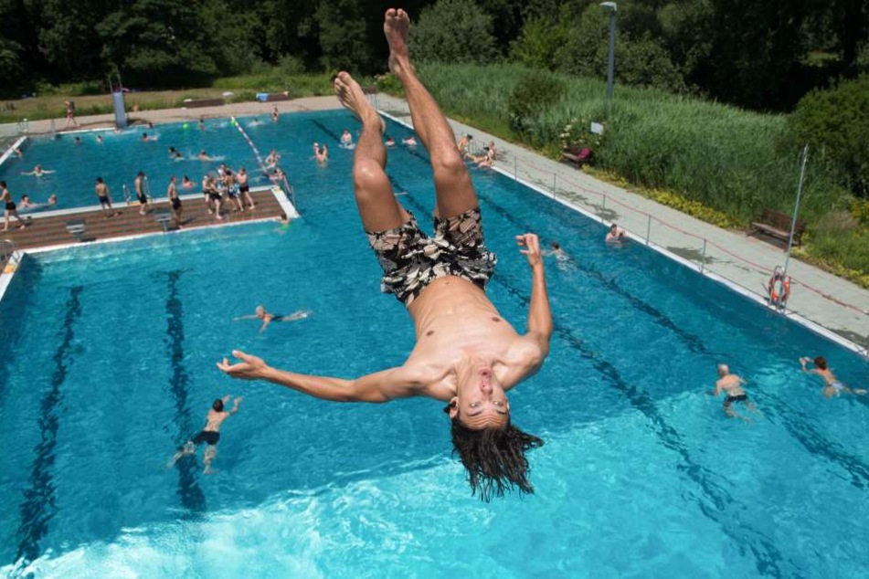 Ende nächster Woche zieht erneut eine
Gewitterfront über Sachsen. Da kann Wasserratte Leopold im Freibad Wostra seine
Sprünge vom Fünf-Meter-Turm knicken.