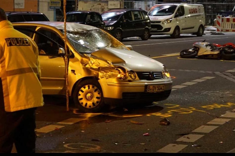 Der Biker war in die rechter fordere Seite des Autos geknallt. die Frontscheibe des VWs ist völlig zerstört.