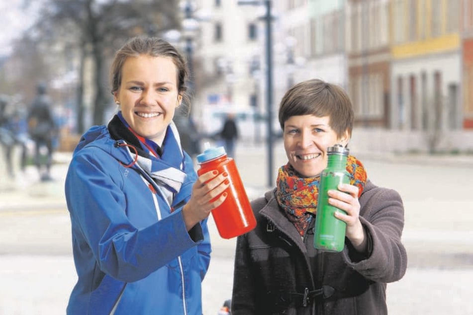 Durst stillen - Wasser nachfüllen! Die erste „Refill-Station“ in Chemnitz ist
von Meike Roden (25) und Susann Mäder (33, v.l.) eröffnet worden.