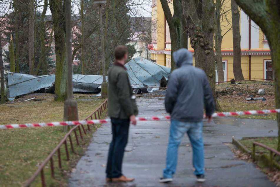 Ein Sturm riss einen großen Teil eines Daches ab.