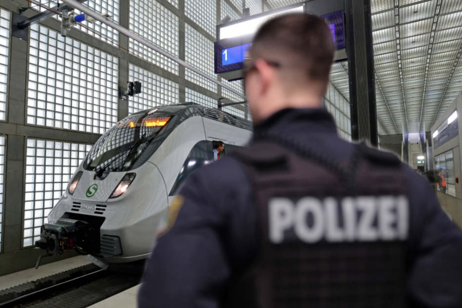Bei einer Kontrolle durch die Bundespolizei wurde der verurteilte Mann gestellt. (Symbolbild)