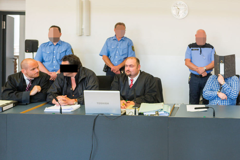 Sitzen mal wieder auf der Anklagebank - Ludwig J. (54, links)
und Daniel G. (42, rechts).