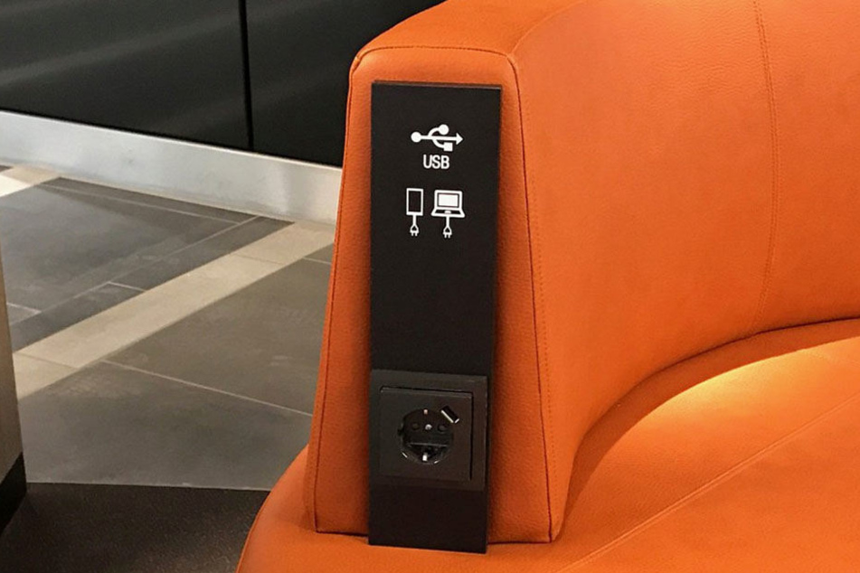 Die Sitzmöbel im LOOM bieten Steckdosen und USB-Ladestationen für Smartphones.