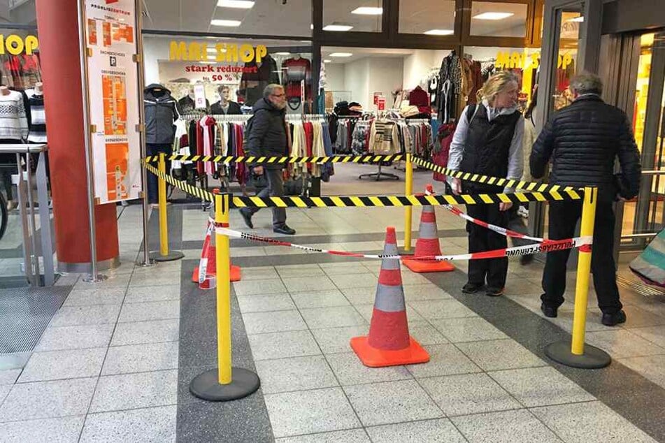Die Polizei hat einen Bereich in dem Einkaufszentrum abgesperrt.