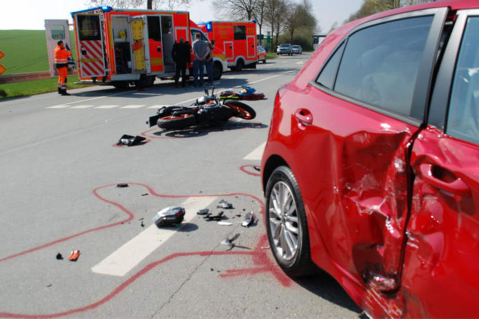 Als eine 20-Jährige abbiegen wollte, krachte eine Bikerin in ihr Auto.