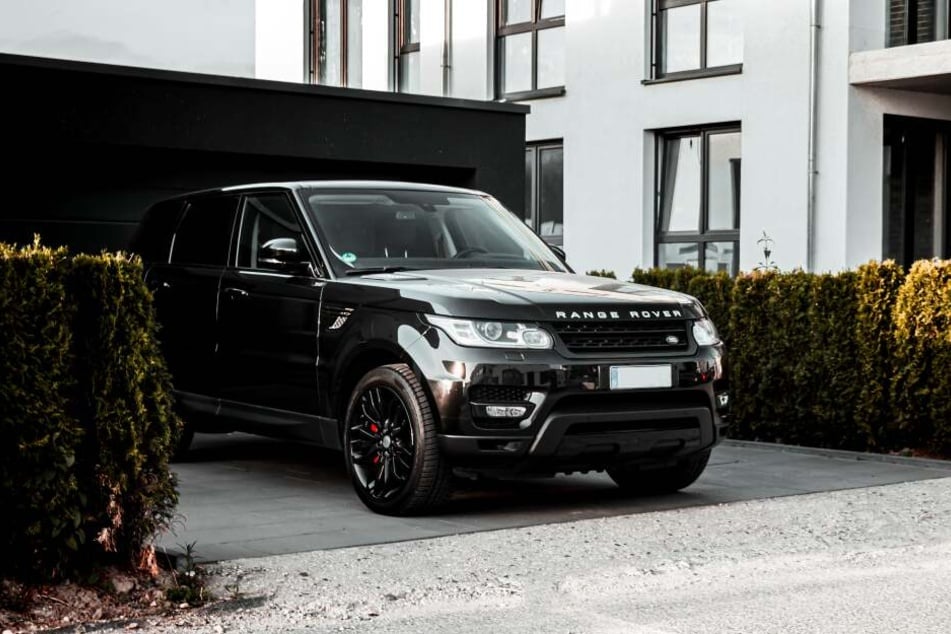 Der schwarze zerstörte Range Rover war umgerechnet etwa 90.000 Euro wert. (Symbolbild)