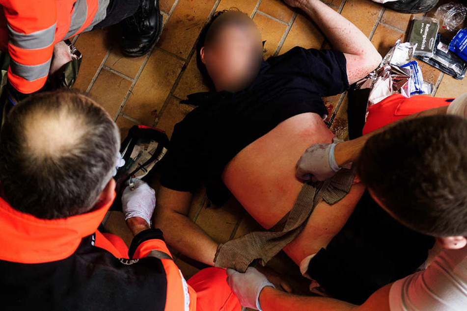 Ein 61-jähriger Sanitäter wollte einem Betrunkenen (43) helfen und wurde von ihm mehrfach mit der Faust ins Gesicht geschlagen. (Symbolbild)