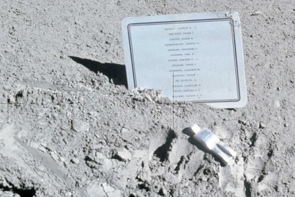 Das Kunstwerk Fallen Astronaut erinnert an verstorbene Raumfahrer und wurde auf dem Mond platziert.
