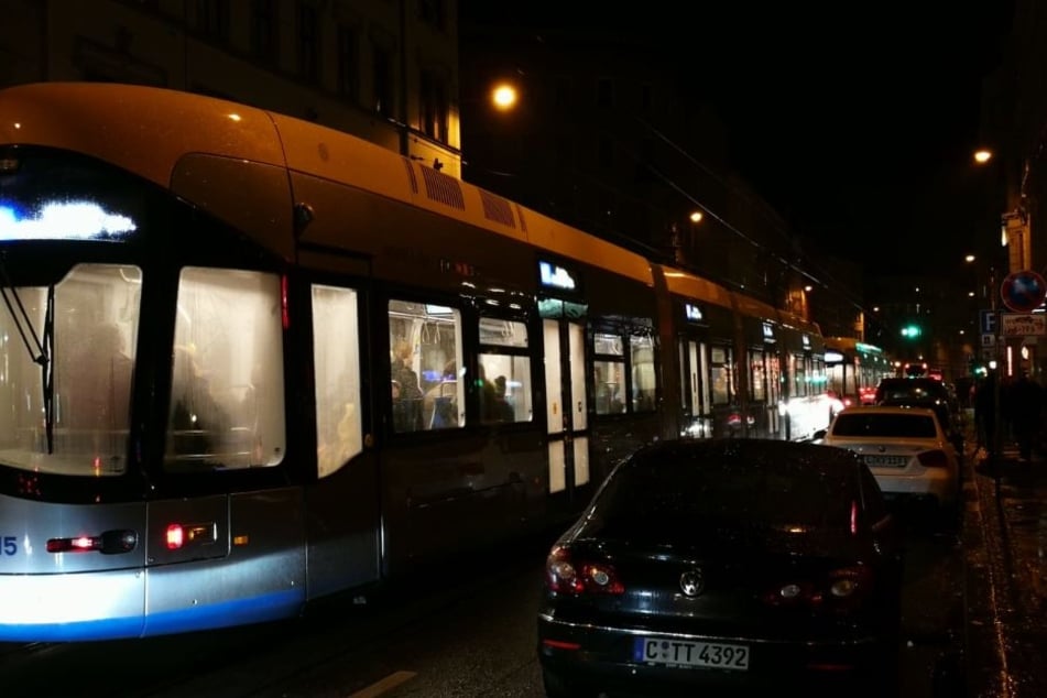 Auf der Jahnallee müssen sich Fahrzeuge und Straßenbahnen eine Fahrspur teilen.