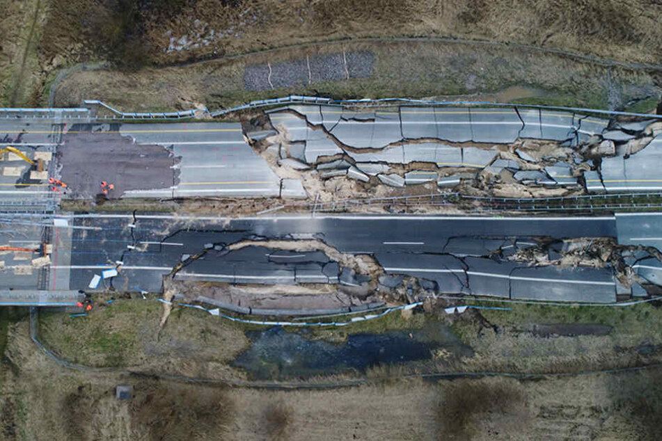 Bagger stehen bereit zum Rückbau des Straßendammes an dem zerstörten Teilstück der Autobahn 20 bei Tribsees (Landkreis Vorpommern-Rügen).