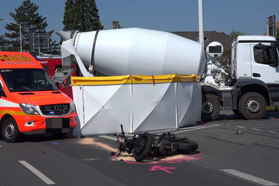 Der Motorradfahrer starb in Folge des Zusammenstoßes noch an der Unfallstelle.