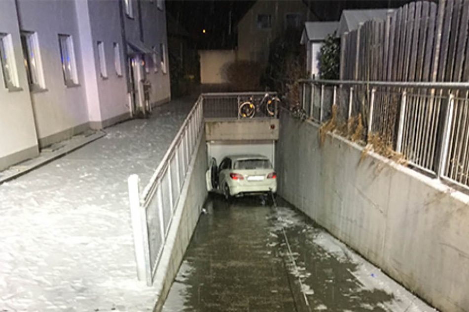 Die Frau wurde offenbar durch ihr Auto erdrückt.