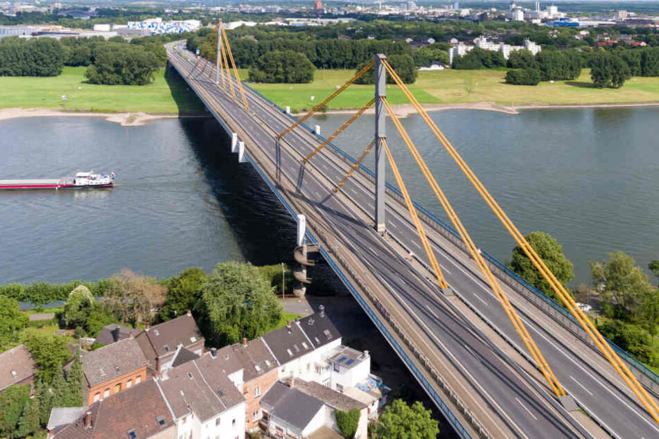Die Autobahnbrücke über den Rhein bei Duisburg wird saniert und künftig erneuert.