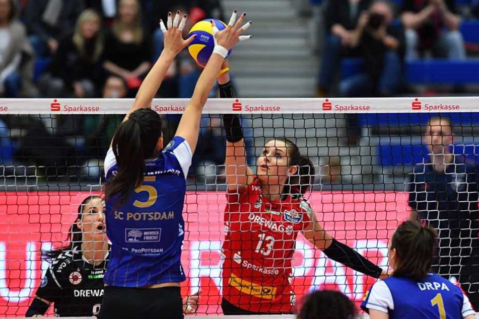 Hier kann DSC-Angreiferin Eva Hodanova (mi.) sich gegen die Potsdamerinnen durchsetzen.