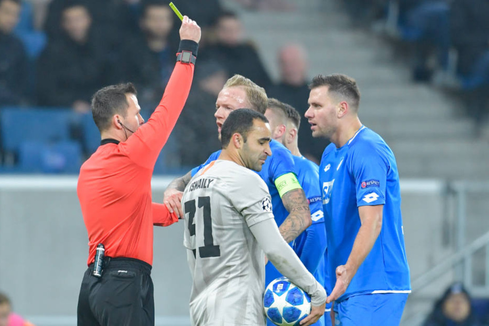 Hier sieht er gelb, später fliegt er mit Gelb-Rot vom Platz: TSG Stürmer Adam Szalai gegen Schachtjor Donezk.