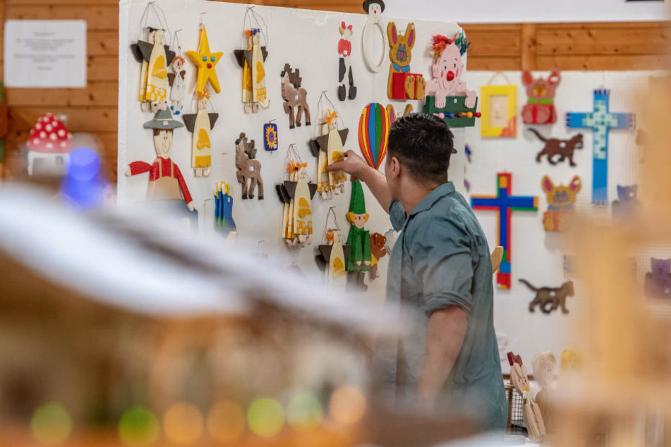 Die Kunstwerke werden in der Gefängnis-Turnhalle ausgestellt.