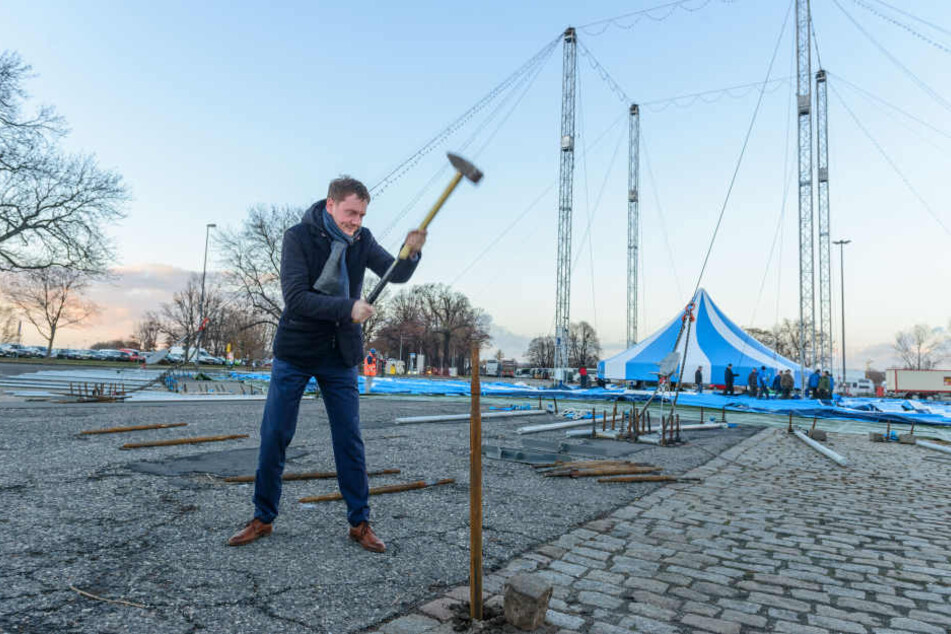 Mit Schmackes und unfallfrei schlägt MP Michael Kretschmer (43) den ersten Anker für das Zelt des 23. Dresdner Weihnachts-Circus ein.