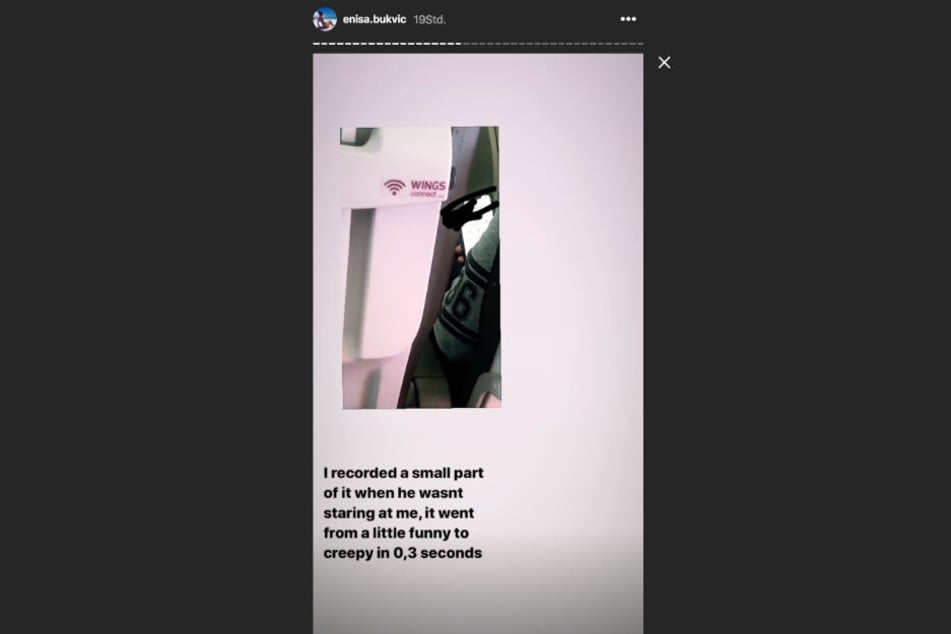 Enisa zeigt in ihrer Instagram-Story, wie der Mann im Flugzeug ihr offensiv sein Handy hinhält.