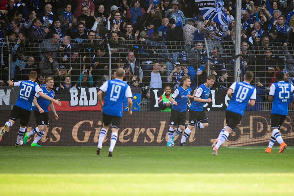 Arminia jubelt über die 1:0-Führung durch Julian Börner.