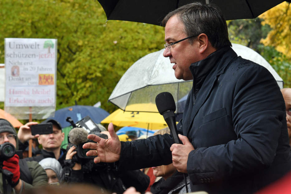 Laschet sprach bei einer Kundgebung zu Teilnehmern eines Dorfspaziergangs durch das Abbruchdorf Erkelenz-Keyenberg.