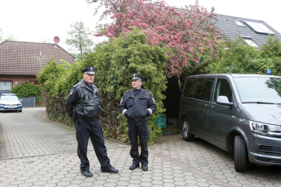 Polizisten sichern nach den tödlichen Schüssen den Tatort.