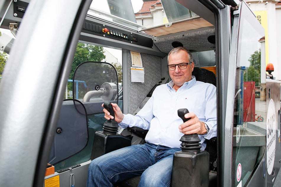 Chef Oscar Bruch (56) ist für den Aufbau extra nach Dresden gekommen.
