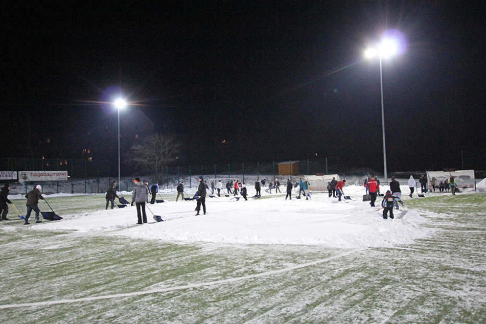 Im Januar 2017 musste der Platz von Lok Zwickau vom Schnee befreit werden.