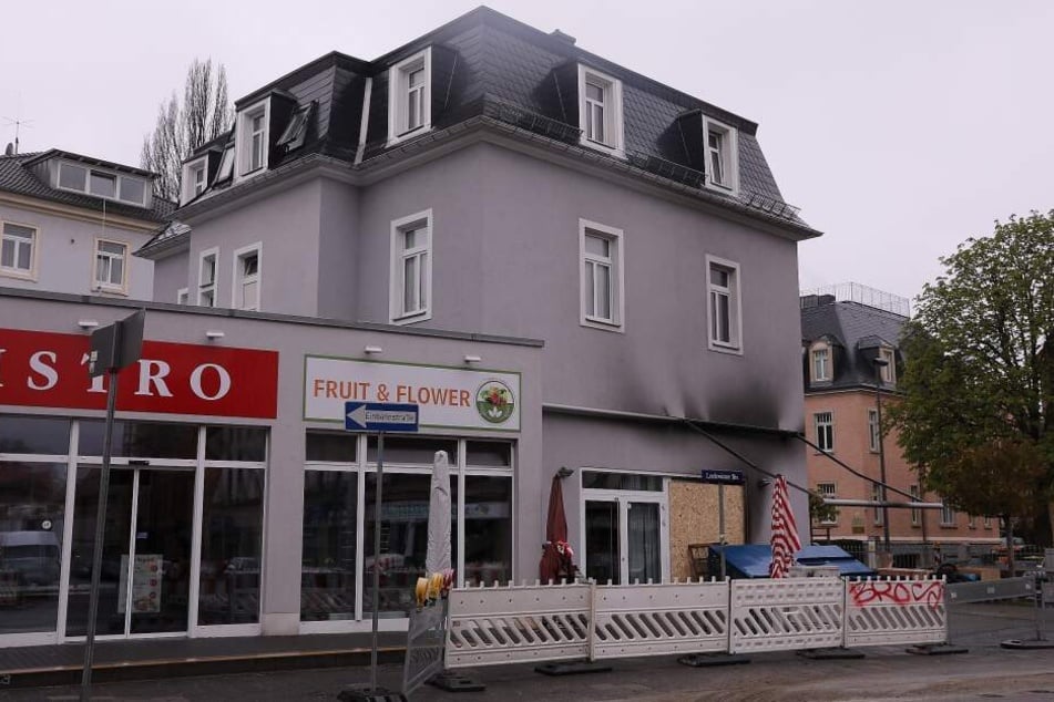 Die Täter zündeten das Zelt vor dem Haus an, die Flammen griffen auf das Gebäude über.