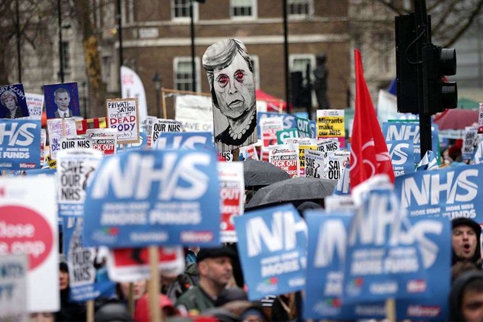 Die Briten fürchten, dass die Regierung den NHS absichtlich vor die Wand fahre, um der Öffentlichkeit ein privates System nach dem Vorbild der USA schmackhaft zu machen.