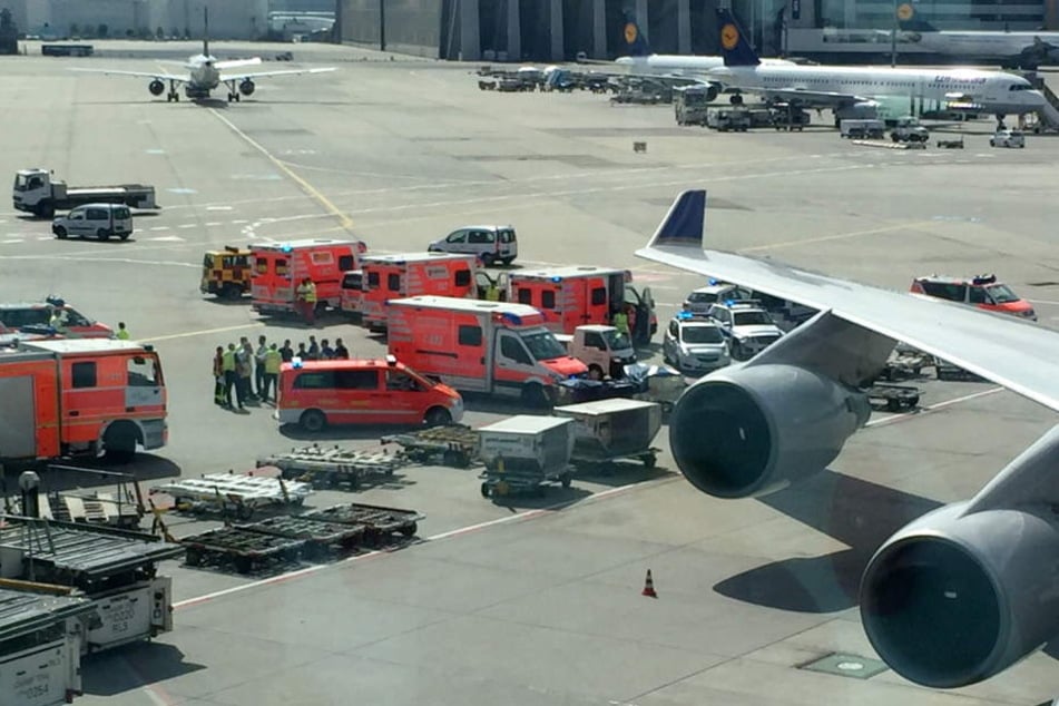 Rettungsfahrzeuge stehen auf dem Vorfeld des Frankfurter Flughafens um sich um die Passagiere zu kümmern.