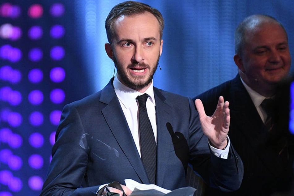 Jan Böhmermann (36) begrüße das Publikum in seiner Sendung mit: "Guten Abend, meinen Damen und Herrenmenschen! Liebe Nafris und Neger."