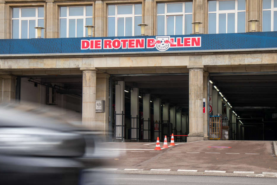 Bei der Ausfahrt aus den Stadionkatakomben wurde der Fahrer des RB-Dienstwagens Minuten vor dem Crash mit einem prominentem Ex-Profi auf dem Beifahrersitz von der Videoüberwachung gefilmt.