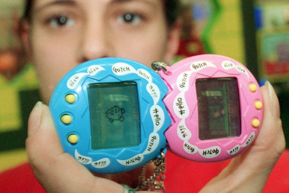 Spielwarenmesse Nürnberg 1998: Ein männliches und ein weibliches Tamagotchi.