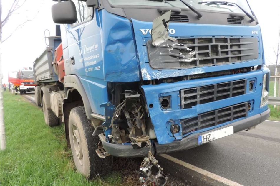 Gegen diesen Lkw krachte die 40-jährige Pkw-Fahrerin, nachdem sie zuvor in die Leitplanke gefahren war.