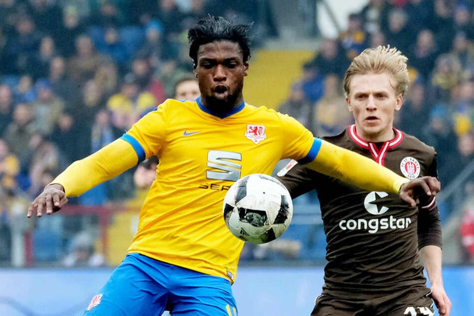 Joseph Baffo (l.) im Trikot von Eintracht Braunschweig im Zweikampf mit St. Paulis Flügelflitzer Mats Möller Daehli.