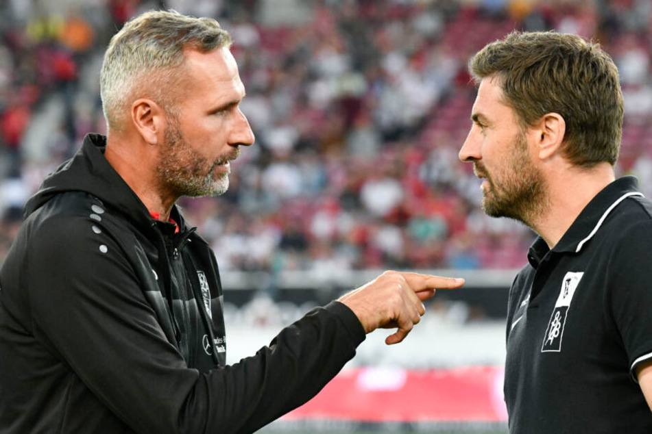 Stuttgarts Cheftrainer Tim Walter (l) spricht mit Bochums Interimstrainer Heiko Butscher.