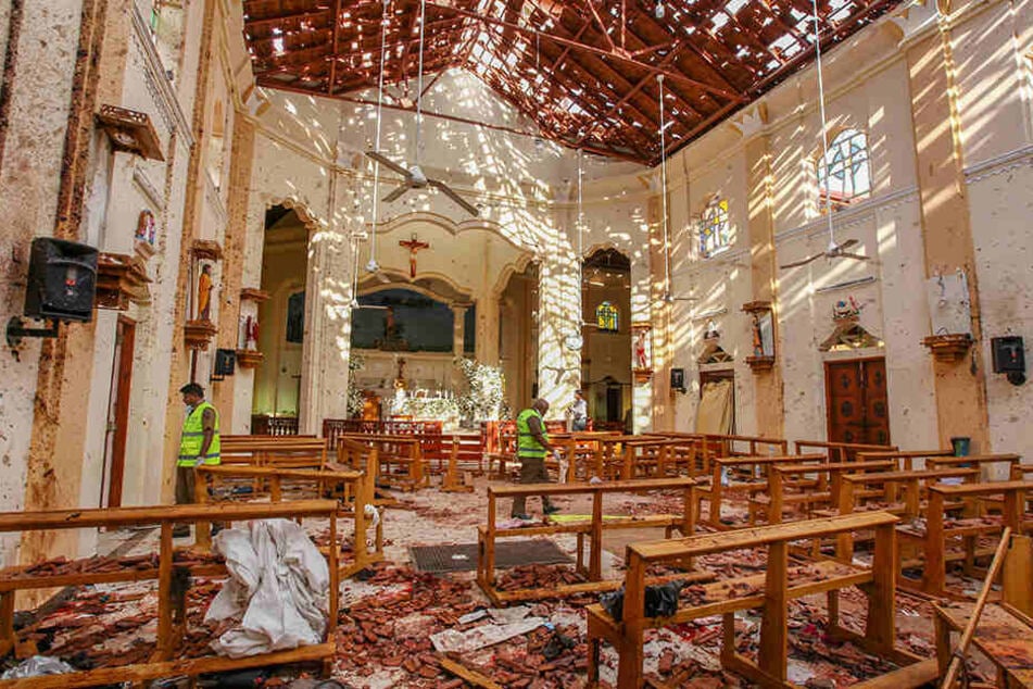 Ein Blick auf den Innenraum der durch eine Explosion beschädigte St.-Sebastians-Kirche nördlich von Colombo.