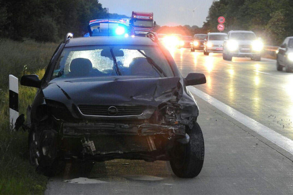 Wie es zu dem Unfall kam, ist derzeit noch ungeklärt. Der Streckenabschnitt musste kurzzeitig vollgesperrt werden.