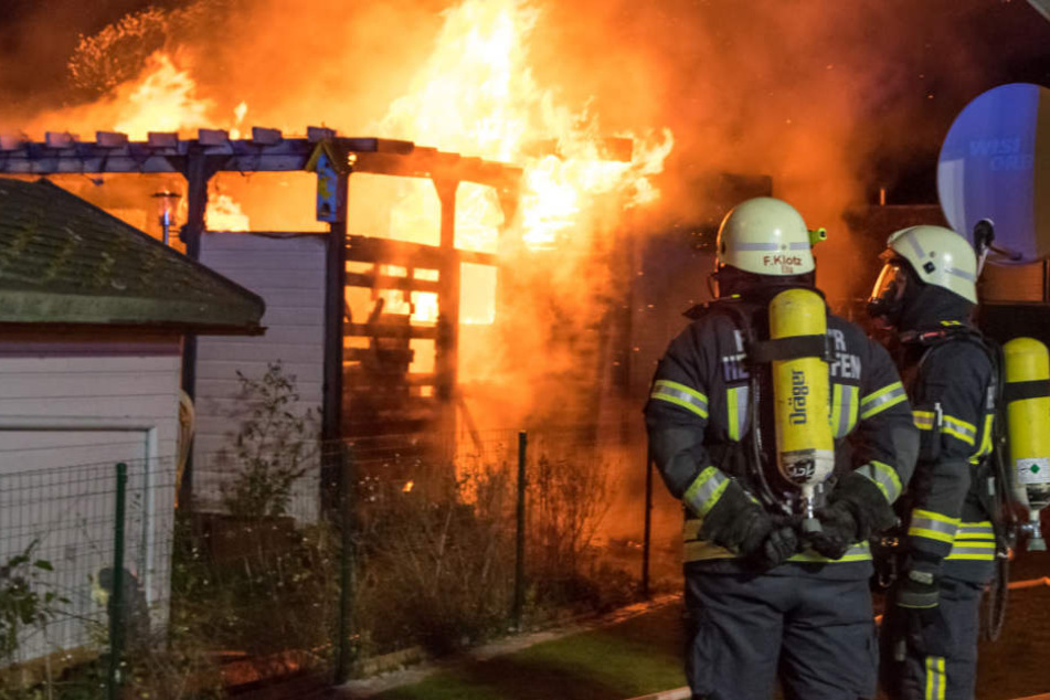 Die Feuerwehrleute konnten dem Brand vorerst nur tatenlos zusehen.