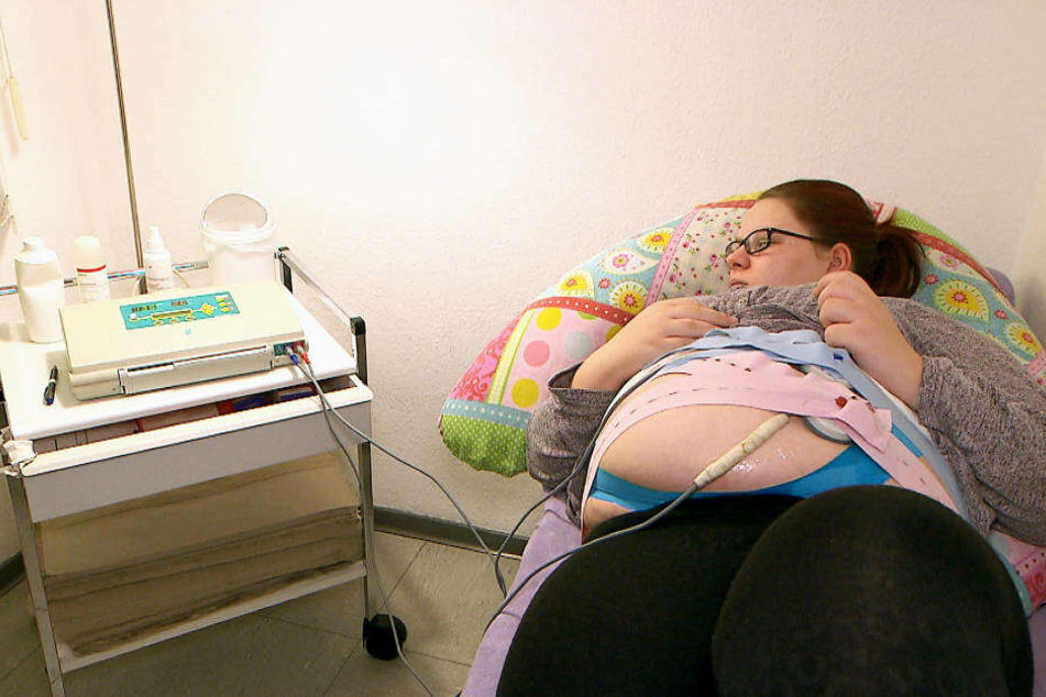 Calantha ist im neunten Monat schwanger und ist bei einem Kontrolltermin, um die Herztöne des Babys und die Wehen-Tätigkeit kontrollieren zu lassen.