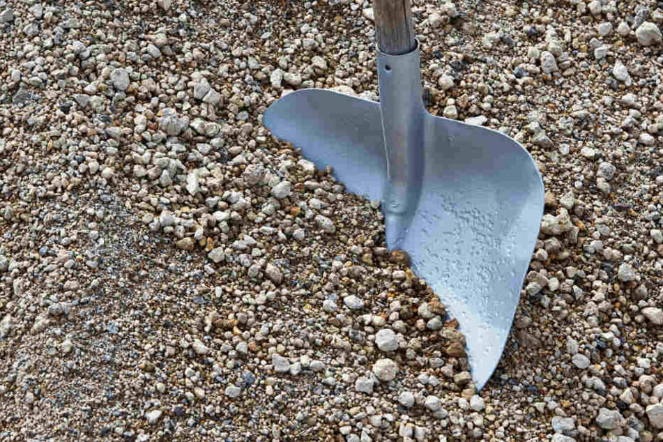 Das Opfer war erst unter der Erde erstickt. (Symbolbild)