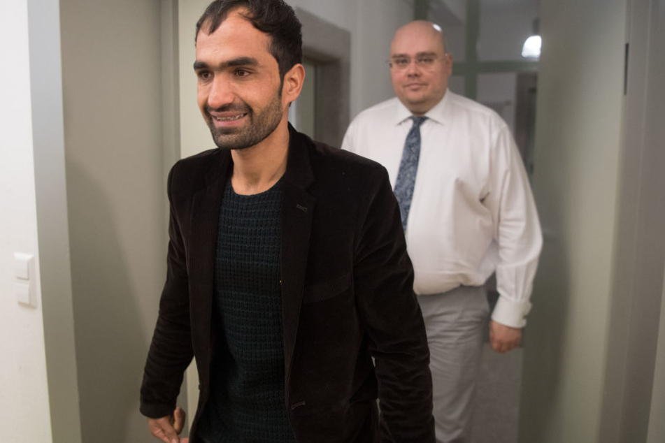 Der Afghane Haschmatullah F. (l) kommt am 14.12.2017 in Tübingen zu einer Pressekonferenz. (Archivbild)