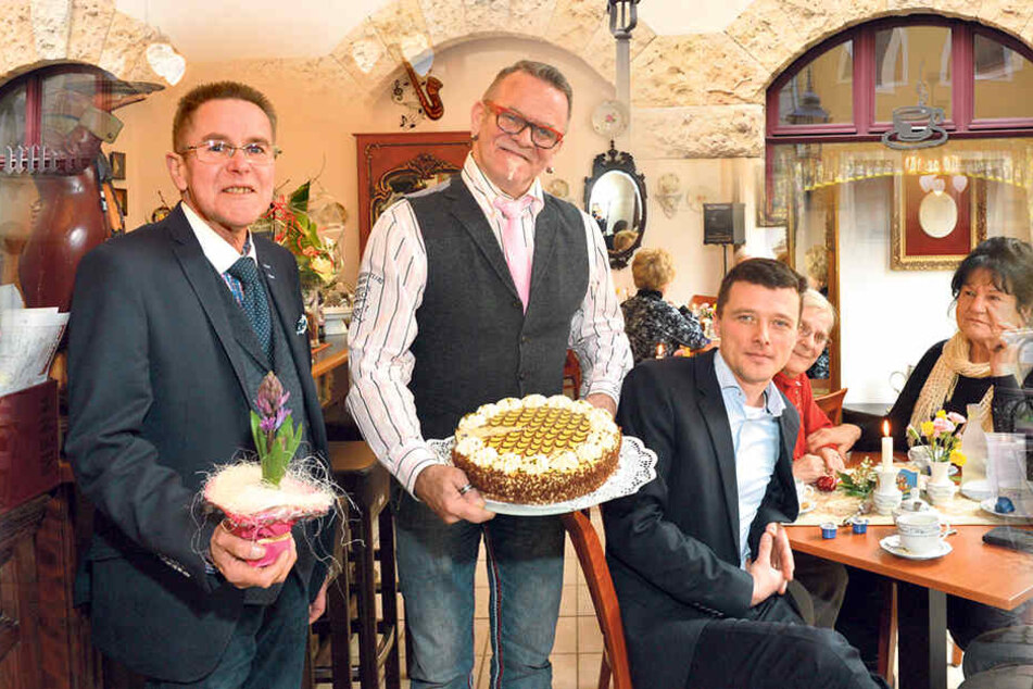 Bernd Warkus (66, l.) und Ullrich Baudis (61) eröffneten ihr neues Café - mit gewohnt leckeren Torten und Kaffee.