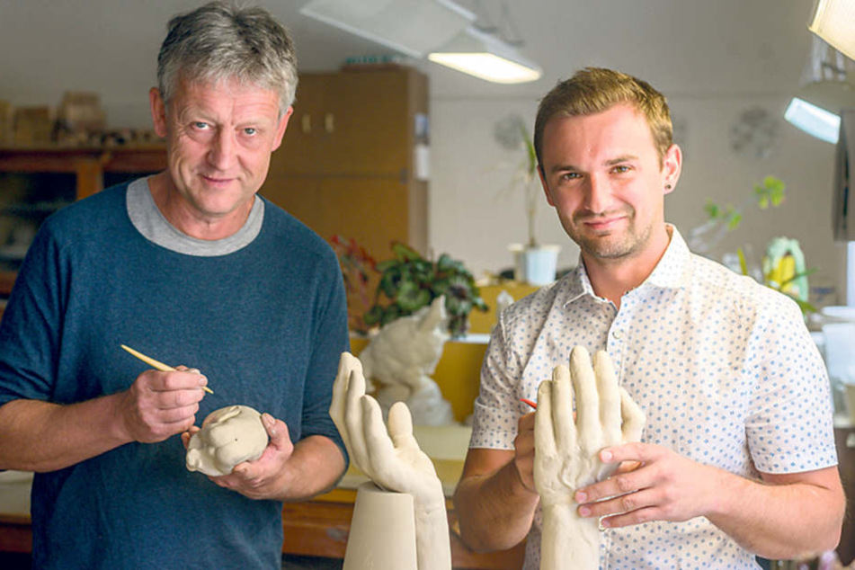 Ulrich Eißner (54, l.) arbeitet mit Bossierer Gerd Rumberger (32) in der
Manufaktur Meissen am Modell des Awards.
